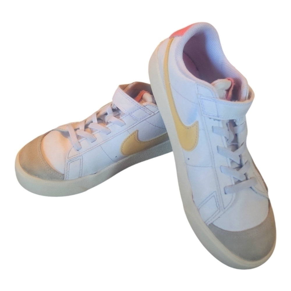Nike Kids Blazer Low Top '77 White/ Yellow/ Pink Unisex Sneakers Size 2.5Y - Picture 3 of 11